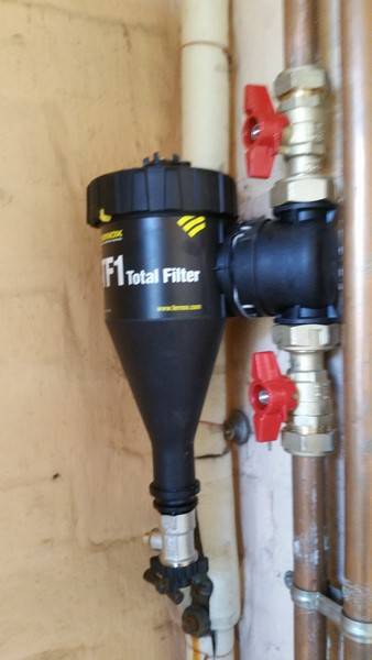 Installation d'un filtre cyclonique de marque Fernox gamme TF1