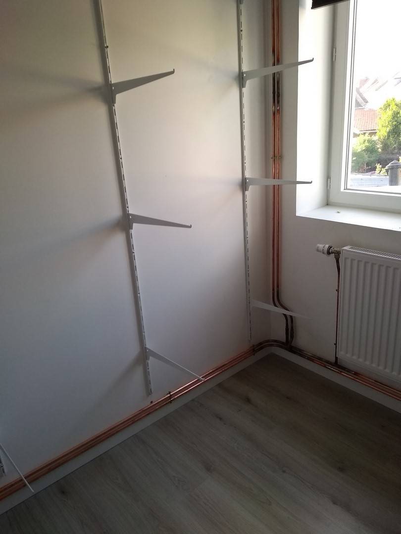 Passage tuyauterie pour alimentation radiateur